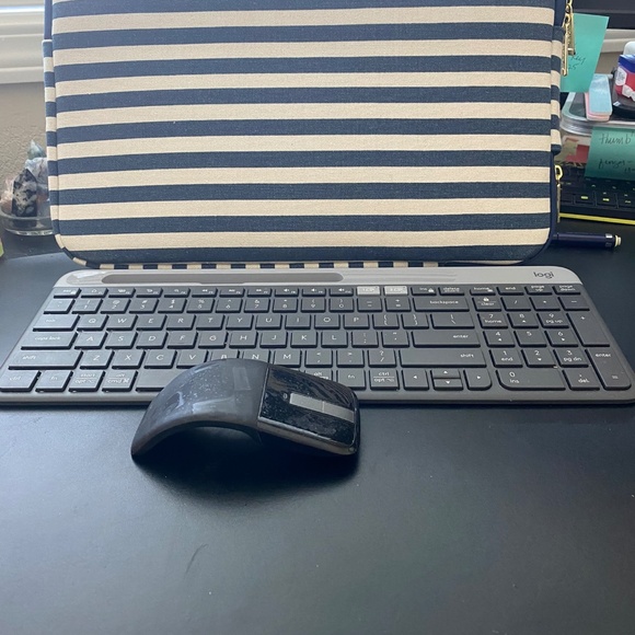 Logitech wireless keyboard w carrying case and wireless mouse - Picture 1 of 3